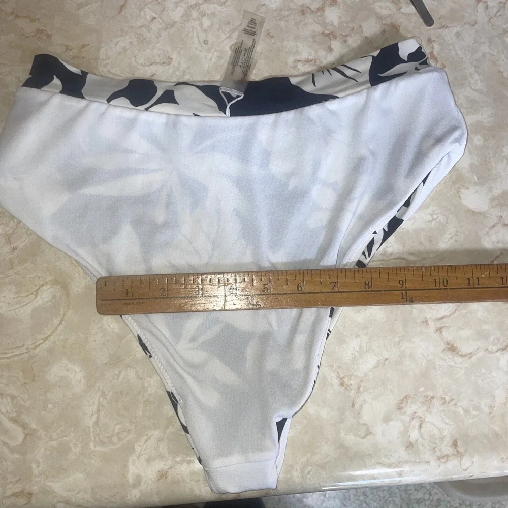 Two Piece Bathing Suit Bikini Cheeky Bottoms Hawaiian Floral‎ Dark Blue White